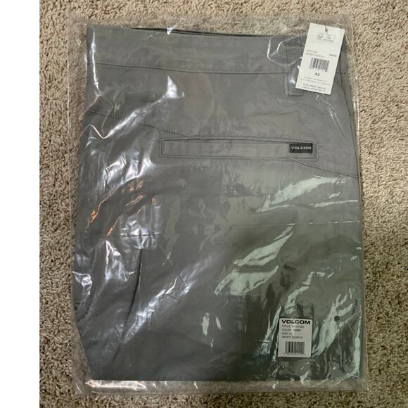 NWT Volcom Vmonty Light Grey shorts Size 42 - Dress Up or Down! - Picture 4 of 5